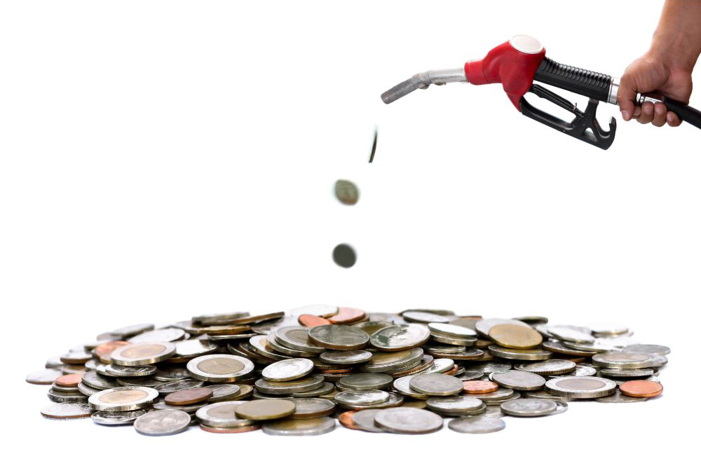 ilustração de gasolina e dinheiro para representar o gasto. Texto Como economizar gasolina.