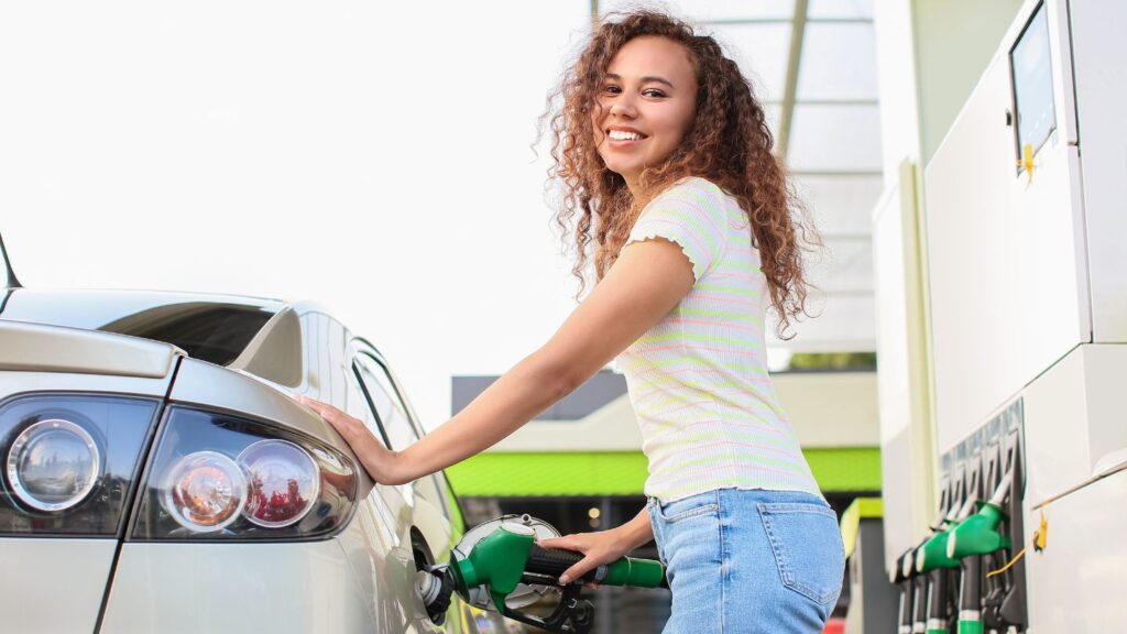 Mulher abastecendo carro. Imagem ilustrativa para texto como funciona vale combustível.