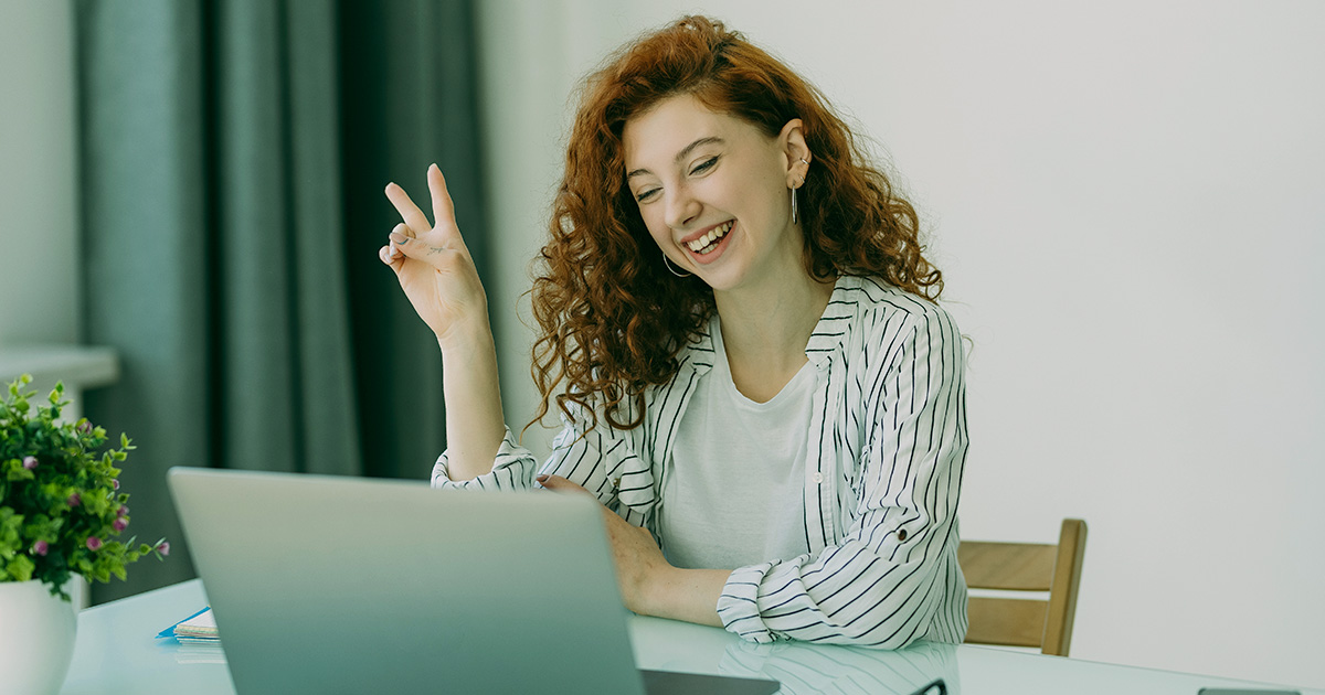 Benefícios da flexibilidade no trabalho: imagem figurativa de uma mulher em reunião on-line