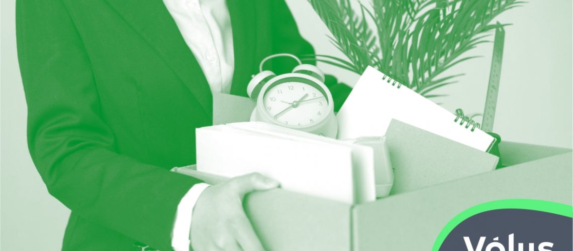 Pessoa carregando itens do trabalho após um Aviso indenizado.