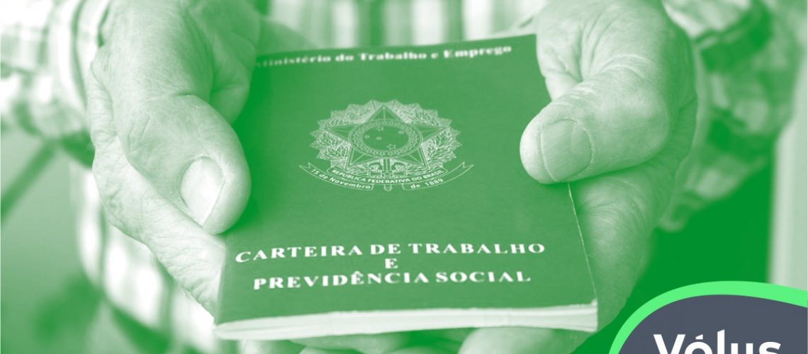 Capa Nova reforma trabalhista Mão de pessoa segurando carteira de trabalho. Imagem ilustrativa para texto Nova reforma trabalhista.