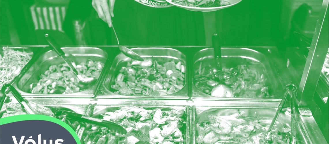 Capa com pessoas servindo alimentação. Imagem ilustrativa para texto regras do vale alimentação.